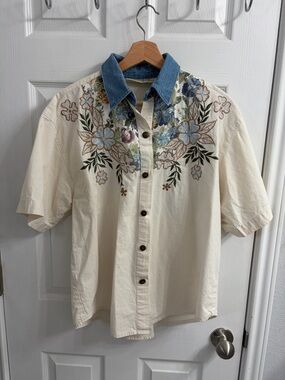 Vintage Embroidered Floral Short-Sleeve Shirt with Denim Collar - Cream